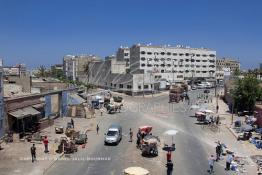 Image du Maroc Professionnelle de  Au centre la route de Médiouna avant son détournement avec l'ouverture de la brettèle de l'autoroute RP 35, c’est par ici que passait le fameux trolleybus casablancais mis en service en1931 la fameuse ligne 4 qui reliait la Place de Verdun à la Nouvelle Médina. De nos jours, vu sa proximité du souk Korea l’espace vide ce vendredi 10 Juillet 2009, fait partie des points noires pour la circulation des véhicules, tous les jours il est vraiment très difficile voir impossible de s’y aventurer à partir de 16h, sauf les vendredi. Une multitude de vendeurs ambulants envahissent la chaussée avec fruits, légumes et tout autres produits alimentaires à des prix défiant toute concurrence. A droite près des arbres se situait l'ancienne Aouina de Lakreaâ dite ‘’Aïn Chock ‘’ à gauche quelques chopes qui sont accolés au fameux souk Koréa de Casablanca. (Photo / Abdeljalil Bounhar) 